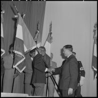 Alger. Raymond Triboulet remet les drapeaux à différentes associations d'anciens combattants.