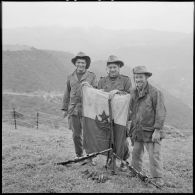 Villars. 3e bataillon. 3 soldats de la 9e Compagnie du 60/3 régiment d'infanterie (RI) à Hammam N'Bails autour du drapeau et des armes rebelles récupérées en opération.