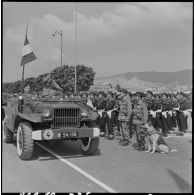 Oran. Commémorations du 13 Mai 1958. Le général Gambiez passe les troupes en revue.