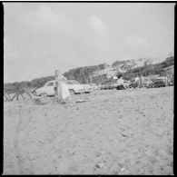 Alger. Commémorations du 13 Mai 1958. La population se détend à la plage.