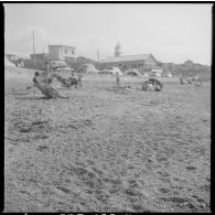 Alger. Commémorations du 13 Mai 1958. La population se détend à la plage.