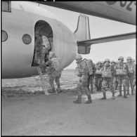 Les Parachutistes du centre de Blida montent à bord d'un avion Nord-2501 Noratlas.