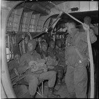 Les Parachutistes du centre de Blida à bord d'un avion Nord-2501 Noratlas se préparent à sauter.