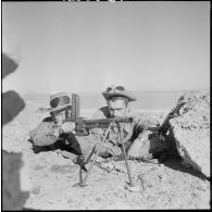 Colomb Bechar. 35ème régiment d'infanterie (RI). 2ème bataillon. Au fusil-mitrailleur : le tireur et le pourvoyeur.