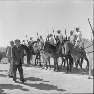 A Kroa El Botma, à 50 kilomètres au nord de Djelfa, Pierre Guillaumat passe les troupes en revue.