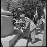 Tiaret. Le général Jarrot dépose une gerbe de fleurs au monument aux morts.