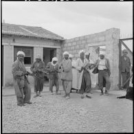 Centre de regroupement d'Ouled Ali. Les hommes du groupe d'autodéfense vérifient leurs fusils.