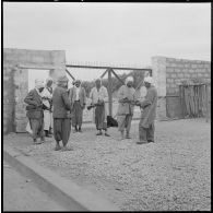 Centre de regroupement d'Ouled Ali. Les hommes du groupe d'autodéfense viennent chercher leurs armes.