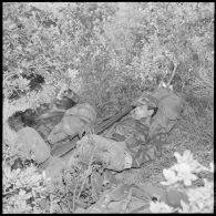 Tenes. Commando de chasse du 3e bataillon du 22e régiment d'infanterie (3/22e RI). A l'heure de la sieste, ce "commando musulman" ne dors que d'un oeil, une main sur son fusil.