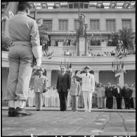 Alger. Commémoration de l'anniversaire de l'appel du 18 Juin 1940. Paul Delouvrier, le général Challe, l'amiral Aboyneau, saluent le drapeau.