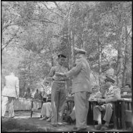 Le général d'armée aérienne Challe, commandant en chef des forces armées en Algérie, remet le prix d'honneur à un élève de 3e moderne, à l'occasion de la cérémonie de distribution solennelle des prix de l'Ecole militaire préparatoire nord-africaine (EMPNA) de Koléa.