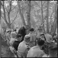 M. le préfet Beugmet remet un prix d'excellence à un élève, dans les jardins de l'Ecole militaire préparatoire nord-africaine (EMPNA) de Koléa.