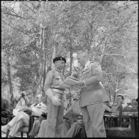 Le colonel Lehir, commandant du 2e régiment de parachutistes coloniaux (2e RPC), remet un prix d'excellence à un élève dans les jardins de l'Ecole militaire préparatoire nord africaine (EMPNA) de Koléa.