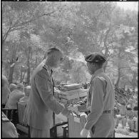 Une autorité militaire remet son prix à un élève dans les jardins de l'Ecole militaire préparatoire nord-africaine (EMPNA) de Koléa.