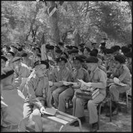 Plan d'ensemble des élèves de l'Ecole militaire préparatoire nord-africaine (EMPNA) de Koléa qui viennent de recevoir leurs prix, dans les jardins de l'Ecole.