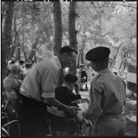 Une personnalité civile reçoit le grand prix du souvenir des mains d'un élève, dans les jardins de l'Ecole militaire préparatoire nord-Africaine (EMPNA) de Koléa.