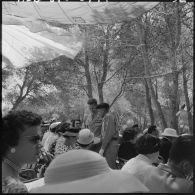 Une autorité militaire s'entretient avec un élève pendant la cérémonie de distribution des prix, dans les jardins de l'Ecole militaire préparatoire nord-africaine (EMPNA) de Koléa.