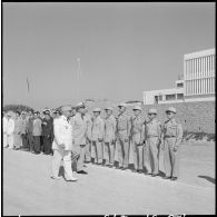 Le lieutenant-colonel Roudière, commandant de l'Ecole militaire préparatoire nord-africaine (EMPNA) présente au général d'armée aérienne Challe, commandant en chef des forces en Algérie, les cadres et les sous-officiers de l'Ecole.