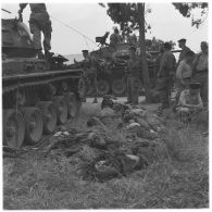 Une bande rebelle détruite aux portes de Bône. Les chars et des parachutistes ramènent les cadavres sur la route de Bône afin d'identification.