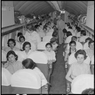 Les élèves monitrices à bord du Bréguet Deux-Ponts de la compagnie aérienne Air France.