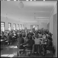 A l'intérieur d'une salle d'étude, le commandant Baillou, du 5e bureau de l'état-major de l'armée française, s'adresse aux élèves monitrices avant leur départ pour Nantes.