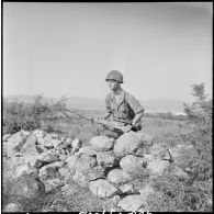 Guelma. 151e régiment d'infanterie motorisée (RIM). Le 2e classe 57/2B en patrouille, franchit un obstacle.