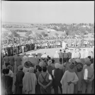 Le maire de Djelfa prononce son discours au milieu de la foule qui brandit des banderoles pour le rattachement de Djelfa au Sahara.