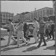 Les étudiants sur la place du Gouvernement.