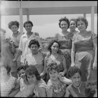 Portrait de groupe de jeunes femmes destinées à devenir monitrices.