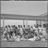 Photographie de groupe de jeunes femmes destinées à devenir monitrices.