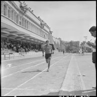 Un coureur de relais en plein effort.