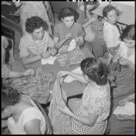 Groupes de jeunes filles au cours de la leçon de couture au Cercle féminin d'Affreville.