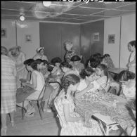 Groupes de jeunes filles au cours de la leçon de couture au Cercle féminin d'Affreville.