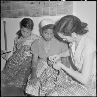 Groupes de jeunes filles au cours de la leçon de couture au Cercle féminin d'Affreville.