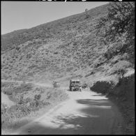 L'ambulance des équipes médico-sociales itinérantes (EMSI) traverse les gorges du dejbel Bou Maad.