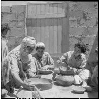 Fabrication de poterie par les femmes du Centre de regroupement de Lavigerie, situé à 30 km d'Affreville.