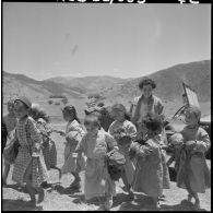 La toilette dans l'oued terminée, les enfants regagnent leur famille, heureux d'avoir reçu des vêtements neufs.