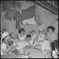 Rassemblées à l'intérieur d'une mechta (petite maison construite en briques séchées), des femmes offrent le café aux équipes médico-sociales (EMSI).