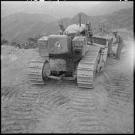 Construction de la piste qui relie Tizi-Mali à Tizi-Franco : un militaire effectue des réglages sur un bulldozer.