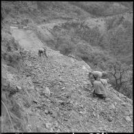 Construction de la piste qui relie Tizi-Mali à Tizi-Franco.