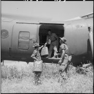 Hélicoptère Vertol H 21 C au cours d'un ravitaillement des compagnies de parachutistes dans les monts du Hodna.