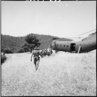 Un groupe du Génie en direction de l'hélicoptère Vertol H 21 C.