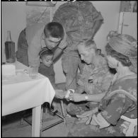 Le sergent Gerber du 1er régiment étranger parachutiste (1er REP), est infirmier du village de Tacklich-Ihadaden, il aide le médecin et prodigue des soins aux enfants.