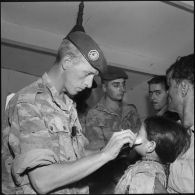 Le sergent Gerber du 1er régiment étranger parachutiste (1er REP), est infirmier du village de Tacklich-Ihadaden, il aide le médecin et prodigue des soins aux enfants.