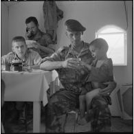 Le sergent Gerber du 1er régiment étranger parachutiste (1er REP), est infirmier du village de Tacklich-Ihadaden, il aide le médecin et prodigue des soins aux enfants.