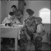 Le sergent Gerber du 1er régiment étranger parachutiste (1er REP), est infirmier du village de Tacklich-Ihadaden, il aide le médecin et prodigue des soins aux enfants.