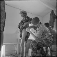 Le sergent Gerber du 1er régiment étranger parachutiste (1er REP), est infirmier du village de Tacklich-Ihadaden, il aide le médecin et prodigue des soins à la population : vaccination d'une femme.