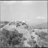 Le village de Tacklich Ihadaden, dominé par la maison blanche de l'infirmerie, visible de tous les villages avoisinants.