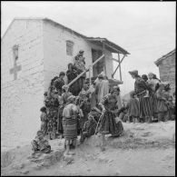 Devant l'infirmerie du village de Tacklich Ihadaden, des femmes et des enfants attendent leur tour pour une consultation.