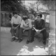 Portrait de trois postulants harkis.